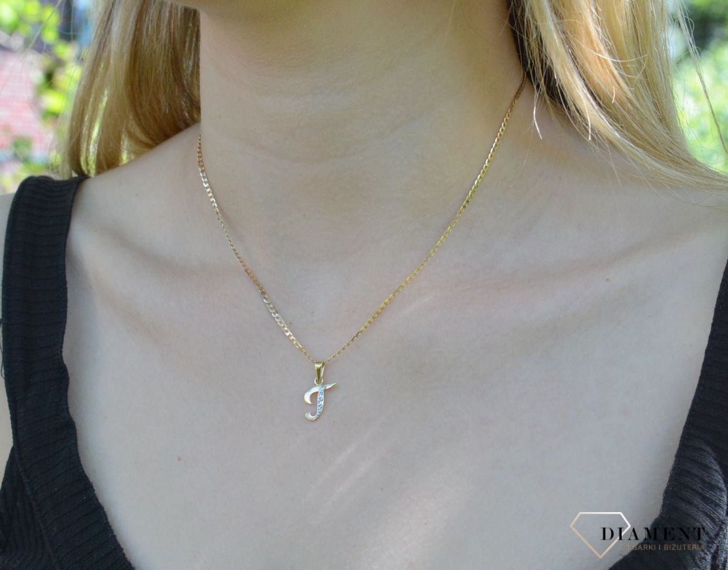 Złota zawieszka 585 literka T ozdobiona cyrkonią Z-98 T Literka. Personalizowana zawieszka to doskonały pomysł na prezent dla każdej kobiety. Zawieszka z literą ze złota. Prezent na komunię dla dziewczynki..jpg